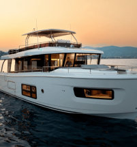 Tận hưởng không gian sống lý tưởng trên Swift Trawler 54